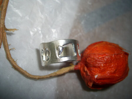 Bandring mit Ausschnitten Bandring aus Silber mit drei Ausschnitten und einem Silbernugget. Breite 12 mm. Groesse 62.
