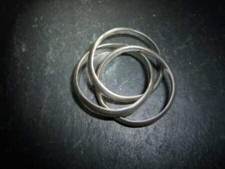 Dreifachring aus Silber Eigenwilliger Ring, bestehend aus drei miteinander "verwobenen" Einzelringen.