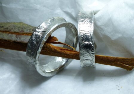 Urige Trauringe Urige, kernige Hochzeitsringe mit geschmorter Oberflaeche und geschmiedeten Kanten. Materialdicke 2 mm. Breite 6 mm.