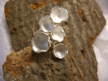 Fuenf-Schalen-Ring Der Fuenf-Schalen-Ring. ist weiss gesiedet und 25 x 22 mm gross. Die Ringgroesse betraegt 57. Der Ring passt sehr gut zu Anhaenger 1026.