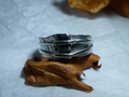 Ring mit Silberdraht Ring, gefesselt durch zwei Silberdrähte. Breite 9 mm.<br />Größe 59.