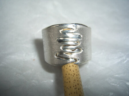 Silberring mit Zackenfront Ring aus Silber mit gezackter Front. Mattiert. Breite 15 mm. Größe 59.