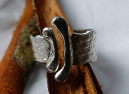Gewalzer Silberring Ring mit auffallender gestalteter Front. Gewalzte Struktur. Groesse und Breite nach Wunsch.