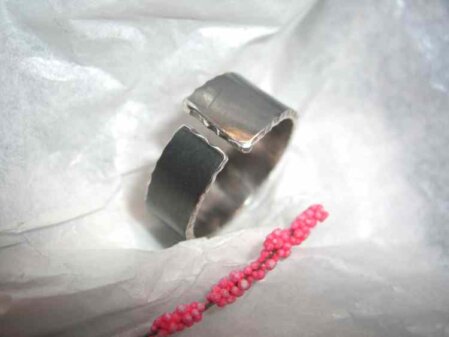 Gezackter Silberring Ring mit gezacktem Rand. Groesse und Breite nach Wunsch.