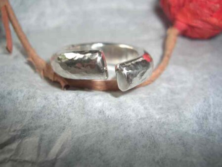 Silberring mit halbrunder Schieene Ring gefertigt mit halbrunder Schiene. Breite 6 mm. Materialdicke 4 mm. Groesse 59.