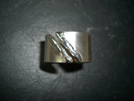 Silberring mit offener Front Ring mit schraeg angeschmorter Front. Mattiert.<br />Breite 10 mm.