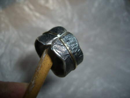 Silberring mit schmaler Goldwelle Ring. Front offen und mit umlaufender, schmaler Goldwelle. Breite 10 mm. Groesse auf Wunsch.