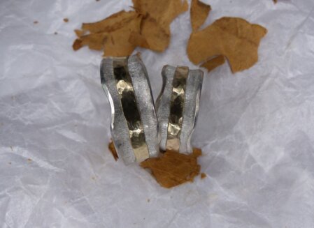 Trauringe mit Dreh Vol. 3 Trauringe mit breitem, gehaemmertem Spielring aus 333 Gelbgold. Breite 8 - 9 mm.