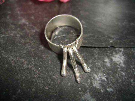 Unikat-Ring mit Chaospendel Ausgefallener Bandring mit frei schwingenden Pendeln. Breite 10 mm.
