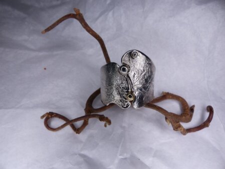 XXL-Ring mit Silber-und Goldgranulation XXL-Ring. Geschmort mit Silbergranulation in Silber und Gold. Breite 26 mm. Größe 66.